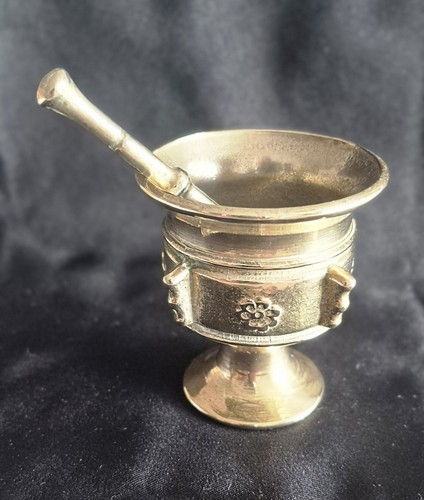 Ancien petit mortier pied - À,